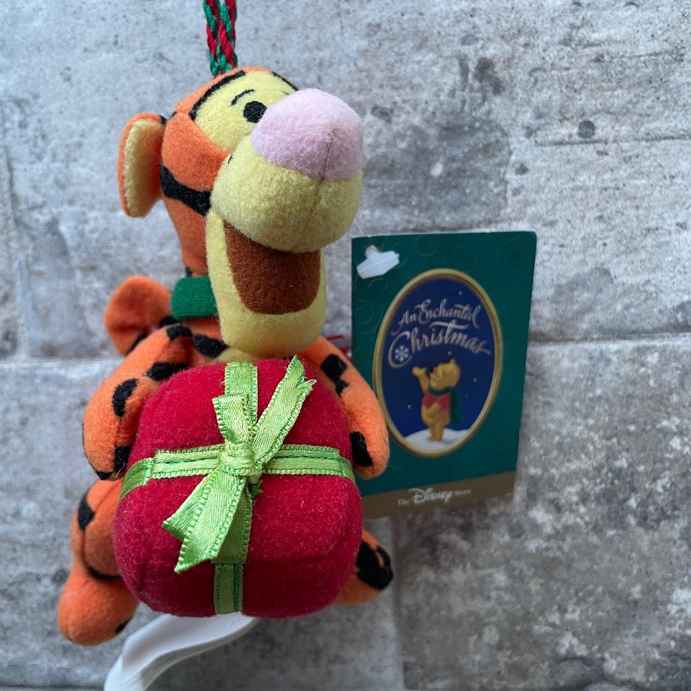 ❤️ DISNEY STORE AN ENCHANTED CHRISTMAS TIGGER WITH A PRESENT NEW
